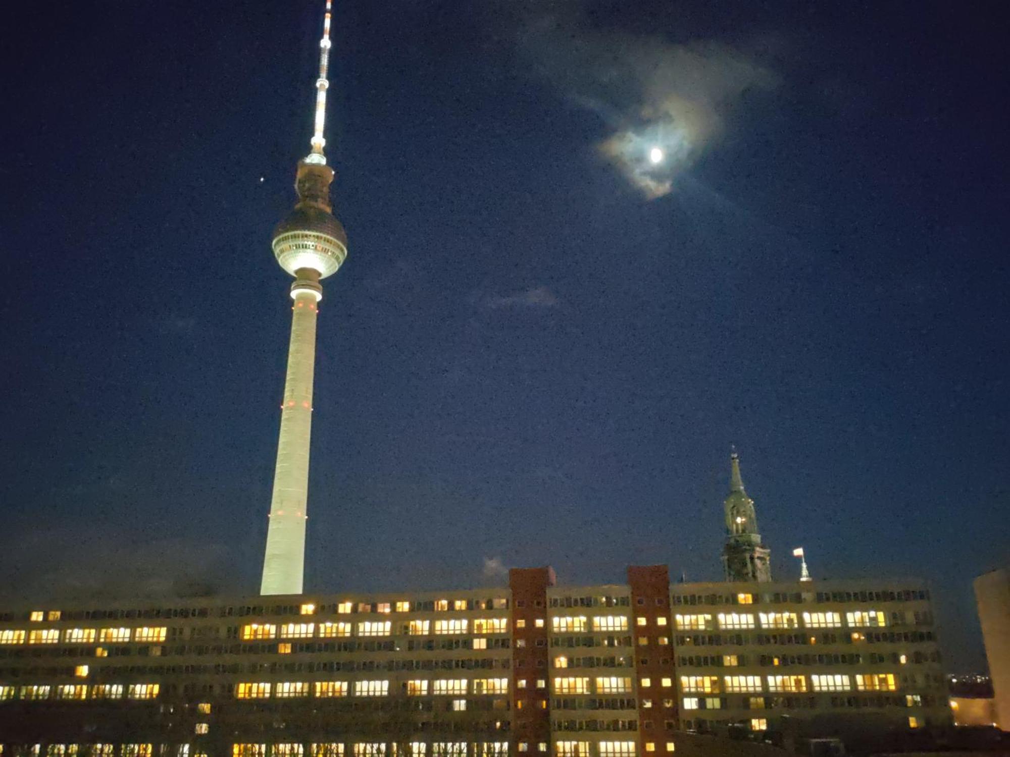Mitte Von Mitte - Blick Auf Den Turm Berlim Exterior foto